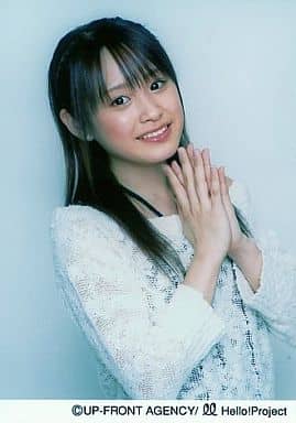 駿河屋 -<中古>モーニング娘/高橋愛/上半身・両手合わせ・衣装白・背景