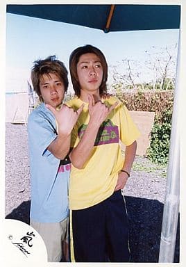 嵐/相葉雅紀・二宮和也/相葉・二宮・膝上・相葉シャツ黄色・二宮シャツ水色・背景屋外/公式生写真