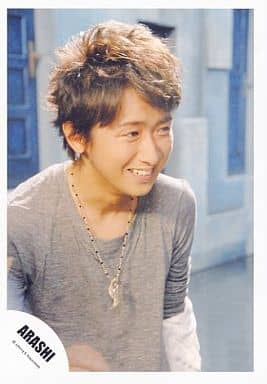 駿河屋 買取 嵐 大野智 バストアップ 衣装グレー ペンダント 目線右 笑顔 公式生写真 嵐