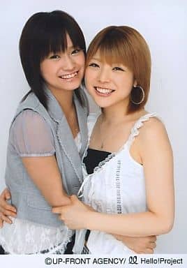 駿河屋 中古 モーニング娘 亀井絵里 小川麻琴 上半身 抱き合う 公式生写真 女性生写真