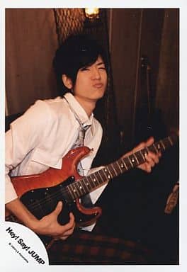 駿河屋 中古 Hey Say Jump 中島裕翔 上半身 白シャツ ギター 銀色ネクタイ ドクロのイラスト 公式生写真 男性生写真