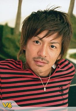 駿河屋 中古 V6 森田剛 バストアップ 赤黒ボーダー柄 ネックレス カメラ目線 Johnny S Web 男性生写真