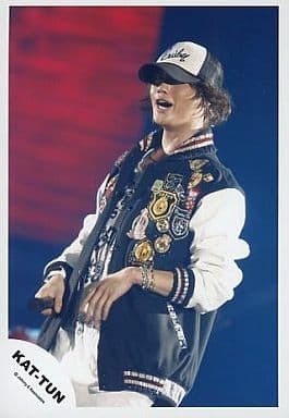 駿河屋 -<中古>KAT-TUN/赤西仁/ライブフォト・膝上・ジャンパー黒 