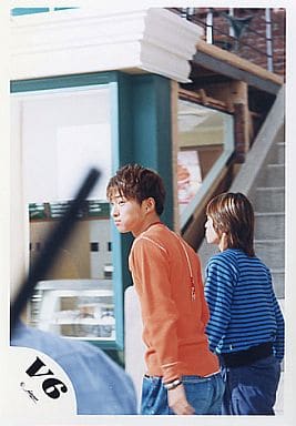 駿河屋 中古 V6 三宅健 森田剛 膝上 横姿 歩く 男性生写真 駿河屋 中古 V6 三宅健 森田剛 膝上 横姿 歩く 男性生写真