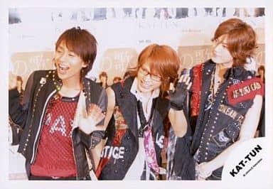 KAT-TUN/中丸・上田・赤西/紺と赤の衣装/手を振る/公式生写真