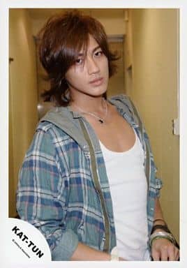駿河屋 -<中古>KAT-TUN/赤西仁/廊下/チェックジャケット/公式生写真 駿河屋 -<中古>KAT-TUN/赤西仁/廊下/チェックジャケット/公式生写真