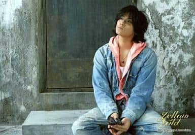 駿河屋 -<中古>KAT-TUN/赤西仁/横型/ピンクパーカー/白インナー/胡坐
