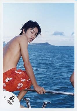 駿河屋 中古 嵐 櫻井翔 オレンジの水着 手すりに座る 背景海 公式生写真 嵐