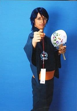 駿河屋 中古 斎藤工 忍足侑士 膝上 衣装浴衣 左手うちわ 右手風鈴 背景青 キャラクターショット アナザーショットver ミュージカルテニスの 王子様 The Imperial Presence氷帝 Feat 比嘉 2 5次元ミュージカル