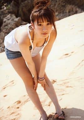 駿河屋 -<中古>大島優子/砂浜/1st写真集『優子』幕張会場限定(女性生