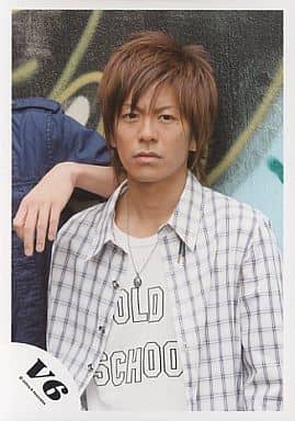駿河屋 中古 V6 森田剛 上半身 チェックシャツ 右肩に手 公式生写真 男性生写真
