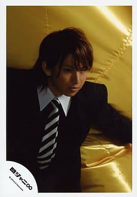 駿河屋 中古 関ジャニ 大倉忠義 スーツ ストライプのネクタイ 腰上 背景黄色 公式生写真 関ジャニ