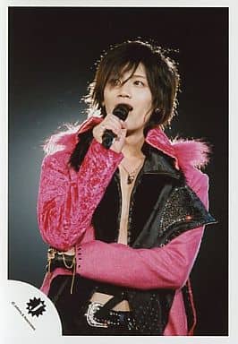 駿河屋 -<中古>KAT-TUN/赤西仁/上半身・衣装ピンク・目線左・右手