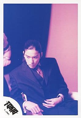 駿河屋 中古 Tokio 長瀬智也 スーツ黒 髪型オールバック 椅子に座る 公式生写真 男性生写真