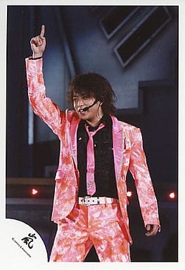 駿河屋 中古 嵐 櫻井翔 ライブフォト 膝上 衣装ピンク 右手上を指差し 目線左 背景グレー 公式生写真 男性生写真 駿河屋 中古 嵐 櫻井翔 ライブフォト 膝上 衣装ピンク 右手上を指差し 目線左 背景グレー 公式生写真 男性生写真