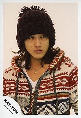 駿河屋 -<中古>KAT-TUN/赤西仁/バストアップ・赤・白・青混色セーター