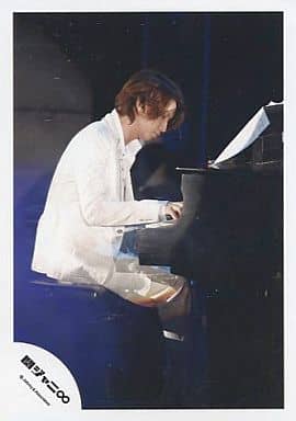 駿河屋 中古 関ジャニ 大倉忠義 ライブフォト 全身 座り ピアノ 衣装白 公式生写真 男性生写真