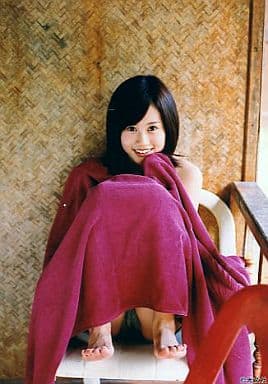 駿河屋 -<中古>前田敦子/全身・椅子に座り・ピンクのタオルケット/写真