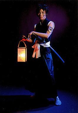 駿河屋 中古 郷本直也 檜佐木修兵 全身 右手灯篭 衣装黒 背景紫 キャラクターショット Rock Musical Bleach The All 男性生写真 駿河屋 中古 郷本直也 檜佐木修兵 全身 右手灯篭 衣装黒 背景紫 キャラクターショット Rock Musical Bleach The All 男性生写真