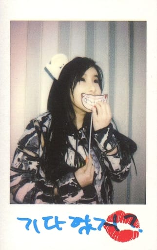 駿河屋 中古 2ne1 ボム 上半身 衣装白 黒 右手棒 目線右上 Cd Crush 韓国盤 封入特典 女性コレクションカード