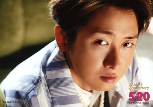 駿河屋 買取 嵐 大野智 横型 顔アップ 衣装グレー 体右向き 流し目 室内 Arashi Anniversary Live Tour 5 超超オリジナルフォト第2弾 ジャニーズ