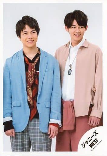 駿河屋 買取 ジャニーズwest 重岡大毅 小瀧望 膝上 衣装青 黒 赤 白 ピンク 両手下 目線右 背景白 シングル アメノチハレ Mvオフショット 公式生写真 ジャニーズ