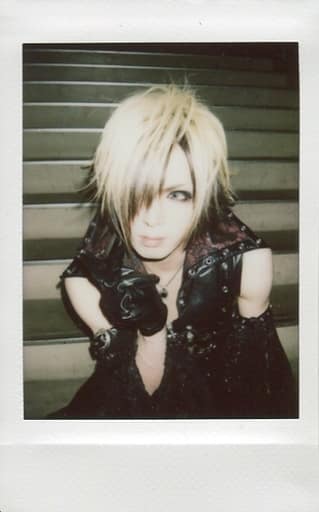 DIAURA/yo-ka/上半身・階段座り・衣装黒・右手上げ・目線左・口閉じ/生チェキ DIAURA/yo-ka/上半身・階段座り・衣装黒・右手上げ・目線左・口閉じ/生チェキ