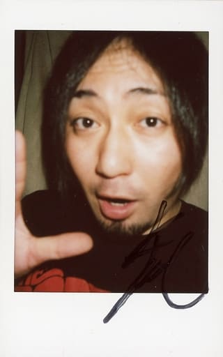 駿河屋 買取 ザ キャプテンズ テッド 直筆サイン入り バストアップ 衣装黒 右手上げ 口開け 左向き 生チェキ その他男性