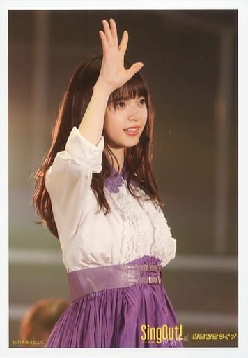駿河屋 -<中古>No.010:齋藤飛鳥/ライブフォト・上半身・衣装白・紫