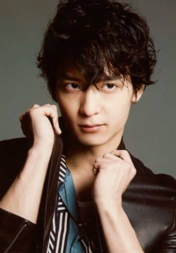 梅原裕一郎/バストアップ・衣装黒・青・両手襟元・目線右・背景グレー/「TVガイドpresents SUPER VOICE STARS PHOTO EXHIBITION by LESLIE KEE」ブロマイドセット 梅原裕一郎/バストアップ・衣装黒・青・両手襟元・目線右・背景グレー/「TVガイドpresents SUPER VOICE STARS PHOTO EXHIBITION by LESLIE KEE」ブロマイドセット