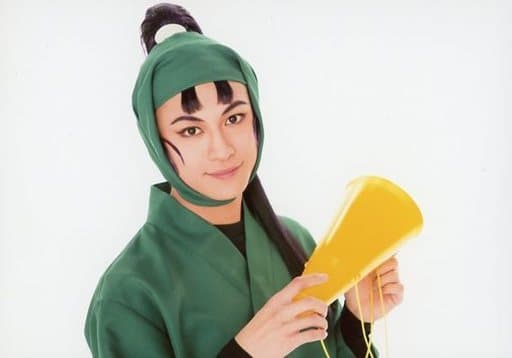 生写真(男性)/俳優 湯本健一(立花仙蔵)/横型・バストアップ・衣装緑・両手メガホン・口閉じ・右向き・キャラクターショット/「ミュージカル『忍たま乱太郎』第10弾 ~これぞ忍者の大運動会だ!~」ブロマイド第2弾