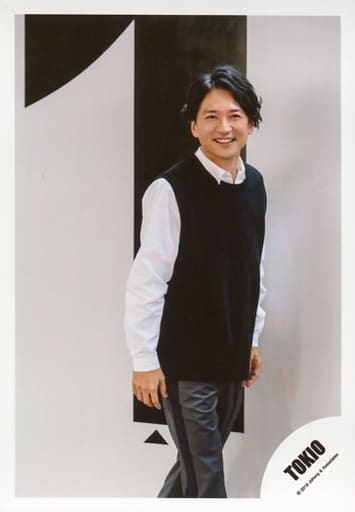 駿河屋 中古 Tokio 国分太一 膝上 衣装白 黒 グレー 両手下 右向き 笑顔 カメラ目線 背景白 黒 Tokio オフショット 公式生写真 ジャニーズ