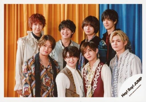 駿河屋 中古 Hey Say Jump 集合 8人 横型 上半身 衣装白 黒 赤 ベージュ 目線左 両手下 背景青 黄色 Hey Say Jump Live Tour 19 Parade グッズオフショット 公式生写真 男性生写真