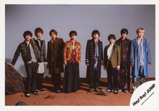 駿河屋 中古 Hey Say Jump 集合 8人 横型 全身 衣装黒 赤 青 両手下 口閉じ 背景グレー Hey Say Jump Live Tour 19 Parade グッズオフショット 公式生写真 男性生写真