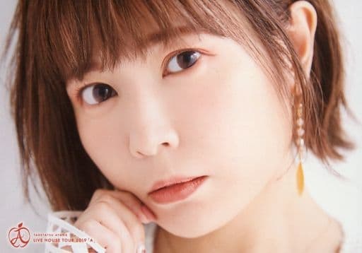 駿河屋 - 【買取】竹達彩奈/横型・顔アップ・衣装白・右手口元・左向き