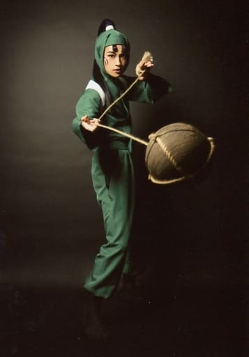 生写真(男性)/俳優 湯本健一(立花仙蔵)/全身・衣装緑・右向き・背景黒・キャラクターショット/「ミュージカル『忍たま乱太郎』第10弾再演 ~これぞ忍者の大運動会だ!~」ブロマイド