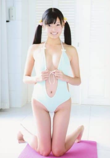駿河屋 -<中古>小林架純/全身・衣装水色・膝立ち・両手胸元の紐/DVD