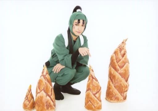 生写真(男性)/俳優 湯本健一(立花仙蔵)/横型・全身・座り・衣装緑・筍・キャラクターショット/「ミュージカル『忍たま乱太郎』第10弾再演 ~これぞ忍者の大運動会だ!~」ブロマイド