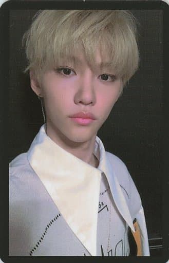Stray Kids/Felix(フィリックス)/バストアップ・衣装白・両手下げ・体右向き・背景黒/CD「Cle 2 : Yellow Wood」封入特典QRフォトカード Stray Kids/Felix(フィリックス)/バストアップ・衣装白・両手下げ・体右向き・背景黒/CD「Cle 2 : Yellow Wood」封入特典QRフォトカード