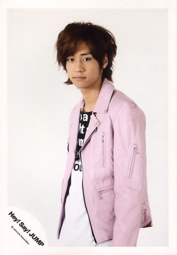 駿河屋 中古 Hey Say Jump 八乙女光 上半身 衣装白 ピンクジャケット 左向き 背景白 公式生写真 男性生写真