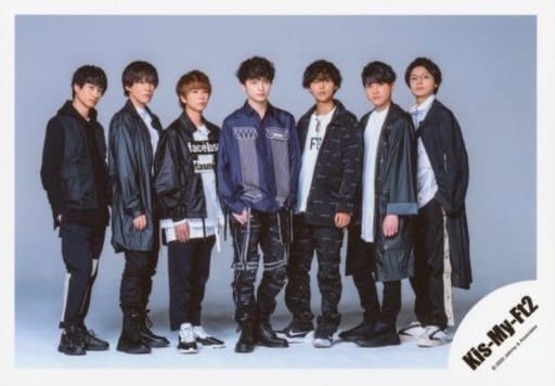 駿河屋 中古 Kis My Ft2 集合 7人 横型 全身 衣装黒 白 背景グレー Kis My Ft2 Live Tour To Y2 グッズオフショット 公式生写真 男性生写真