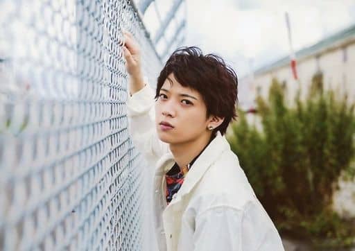 駿河屋 - 【買取】廣野凌大/横型・バストアップ・衣装白.黒・左向き