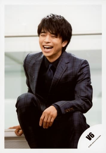 駿河屋 -<中古>V6/井ノ原快彦/膝上・しゃがみ・衣装黒・両手下・笑顔