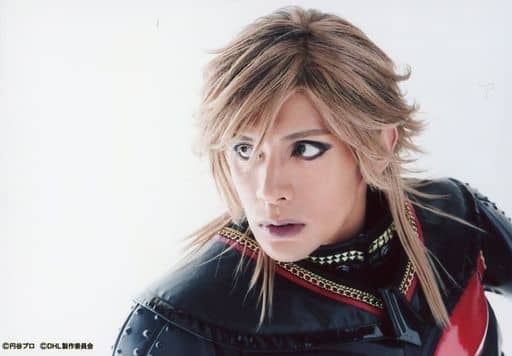 生写真(男性)/俳優 古谷大和(ダークザギ)/横型・顔アップ・目線左・体右向き・背景白・キャラクターショット/舞台「DARKNESS HEELS~THE LIVE~」個人ブロマイド