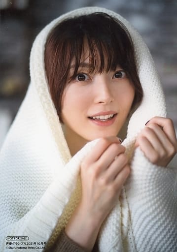 Hanazawa Kana with a towel above her head