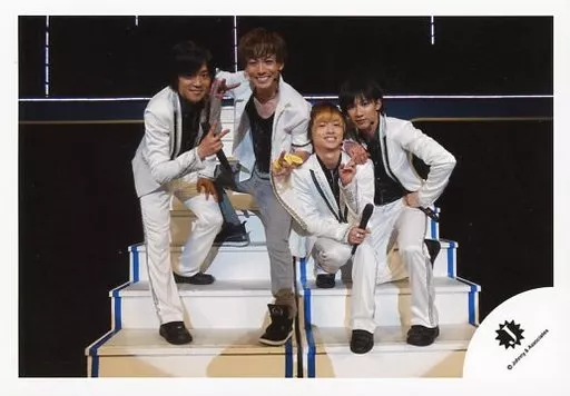 ジャニーズ/集合(4人)/横型・全身・衣装白・黒・センター屋良・右手林の肩・山本しゃがみ・階段/公式生写真