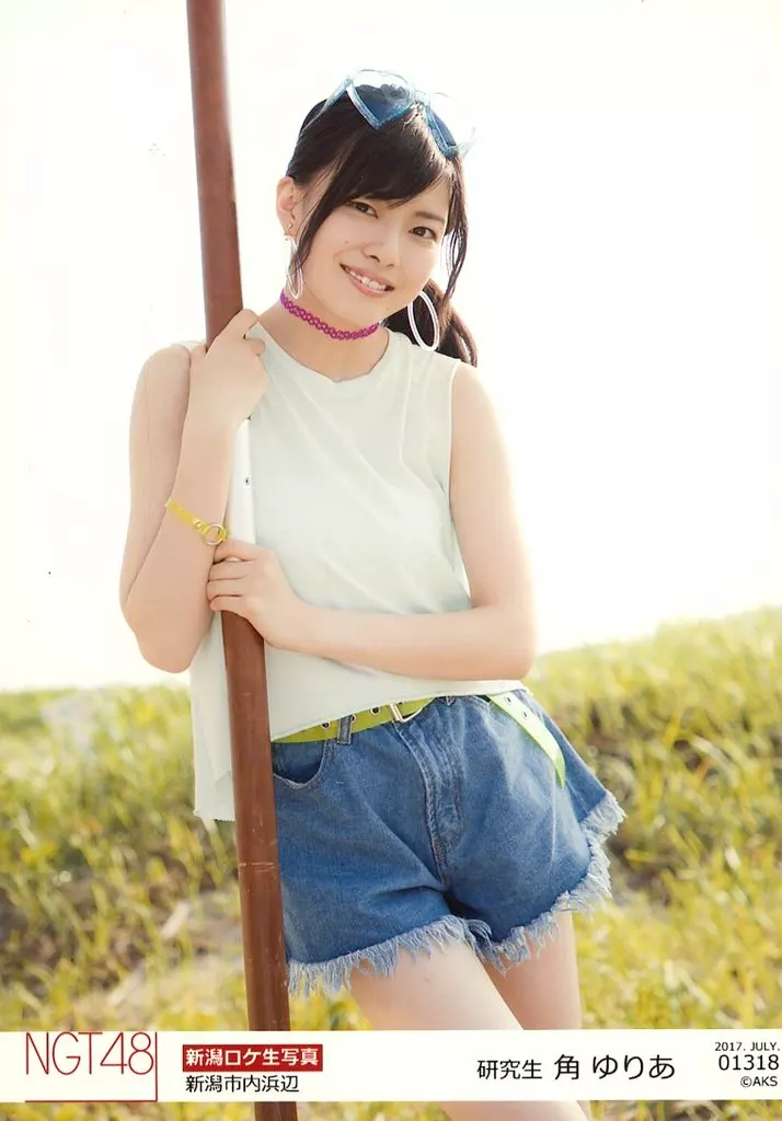 駿河屋 -<中古>01318 ： 角ゆりあ/「2017.JULY.」「新潟市内浜辺」ロケ 