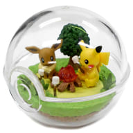 駿河屋 中古 ピカチュウ イーブイ ポケットモンスター テラリウム風フィギュア ピカチュウといっしょ ポケモン センター限定 トレーディングフィギュア