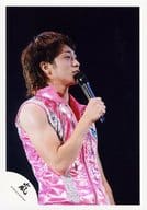 駿河屋 中古 嵐 櫻井翔 ライブフォト 上半身 衣装ピンク 右向き 右手マイク 視線右 公式生写真 嵐