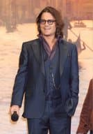 駿河屋 中古 ジョニー デップ 膝上 衣装黒 紫 スーツ 眼鏡 右手マイク 顔左向き 左手ポケット 生写真 その他男性